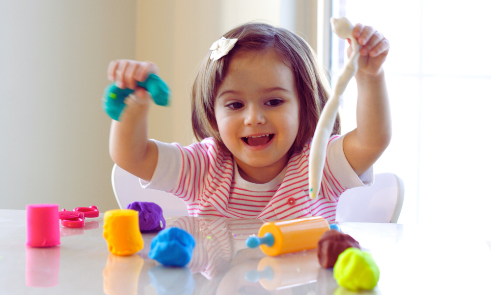 Atividades infantis como livros, massinha e blocos de montar