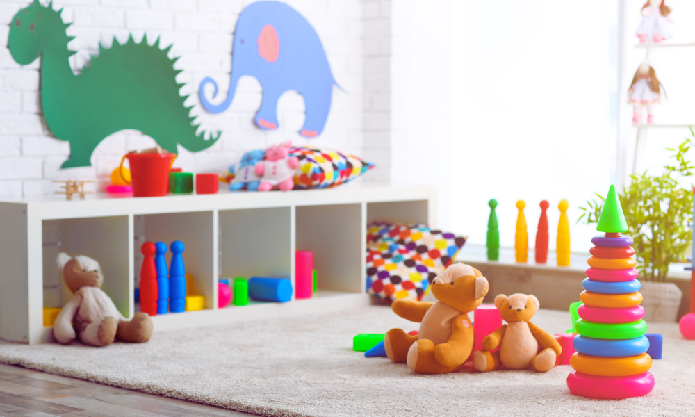 Cantinho infantil com tapete e brinquedos acessíveis