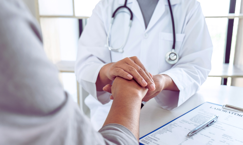 Médico explicando sobre medicamentos GLP-1 durante consulta.