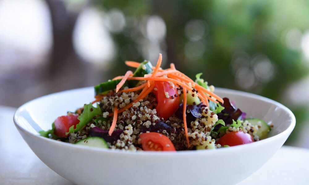salada de quinoa como opção de alimentos leves