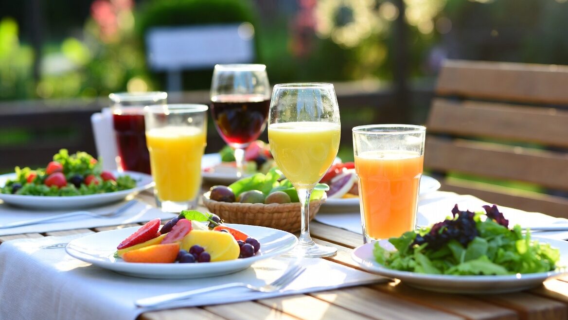 Mesa com alimentos leves e saudáveis