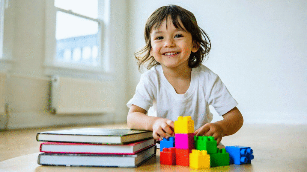 Criança brincando com livros e blocos em ambiente iluminado e tranquilo