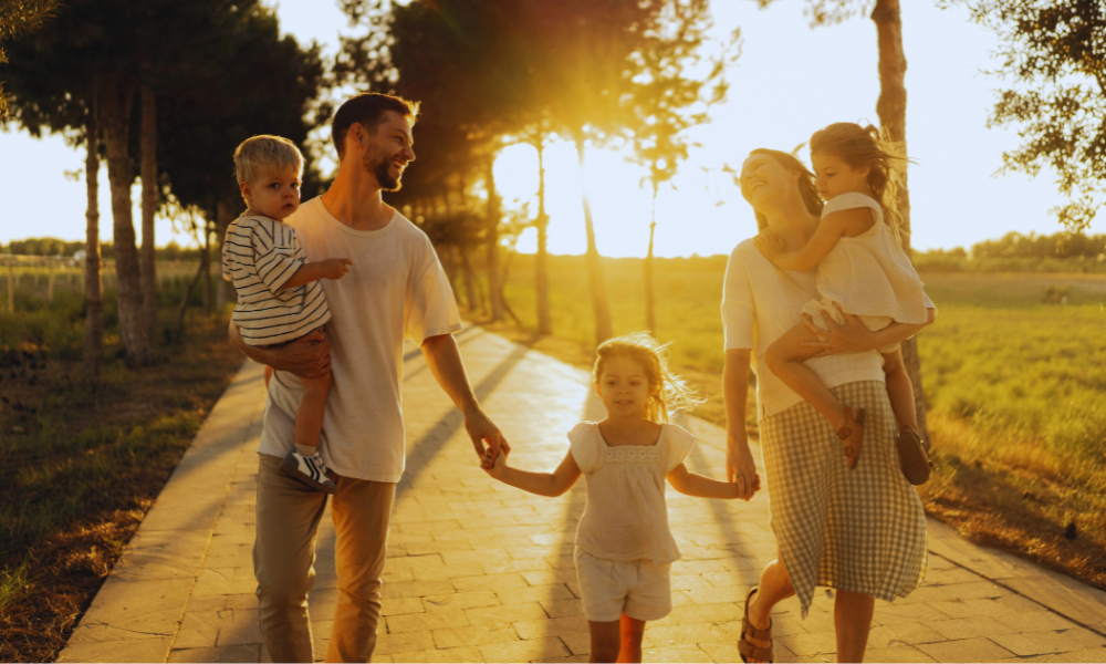 Família caminhando ao pôr do sol evitar energia cai no fim do dia