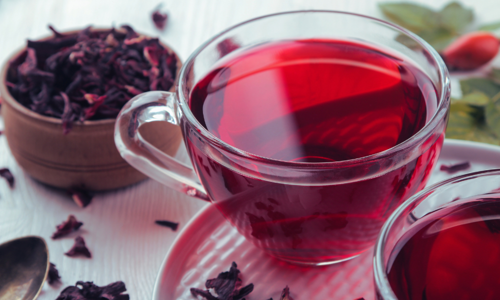 chá de hibisco servido em xícara transparente