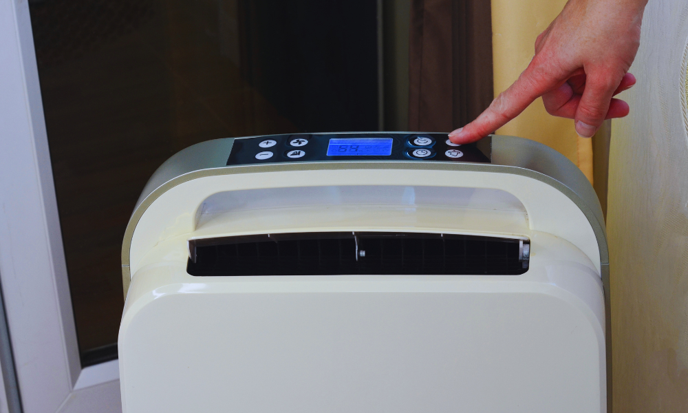 Desumidificador inteligente mantendo umidade entre níveis seguros para prevenir mofo