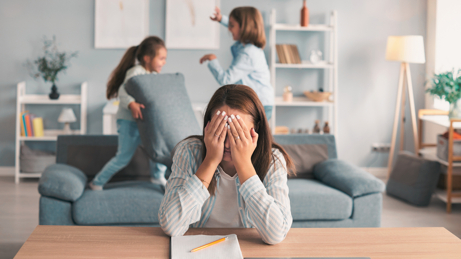 Pessoa com expressão cansada em mesa de trabalho representando que a energia cai no fim do dia