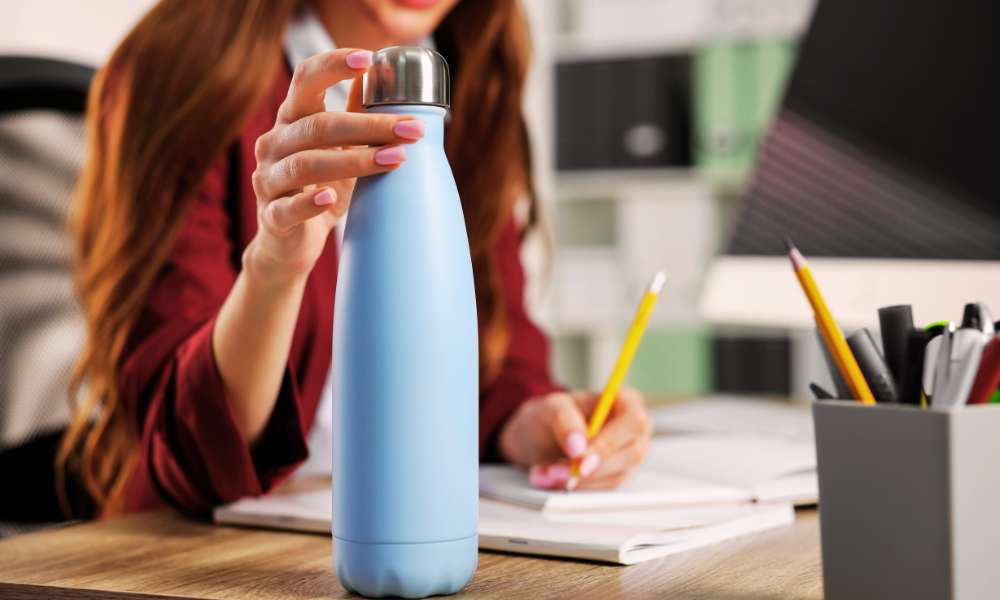 Garrafa de água com marcações de horário para incentivar hidratação