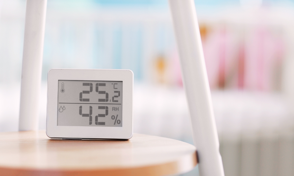 Higrômetro digital indicando nível de umidade ideal para casa saudável