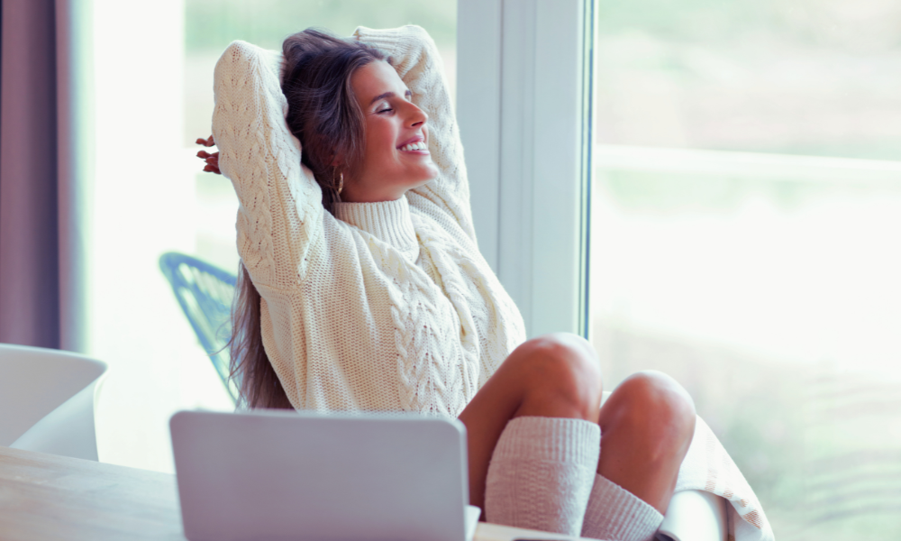 Pessoa fazendo pausa curta no trabalho para reduzir sobrecarga mental