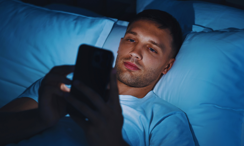 evitar telas à noite para dormir melhor vibe vida