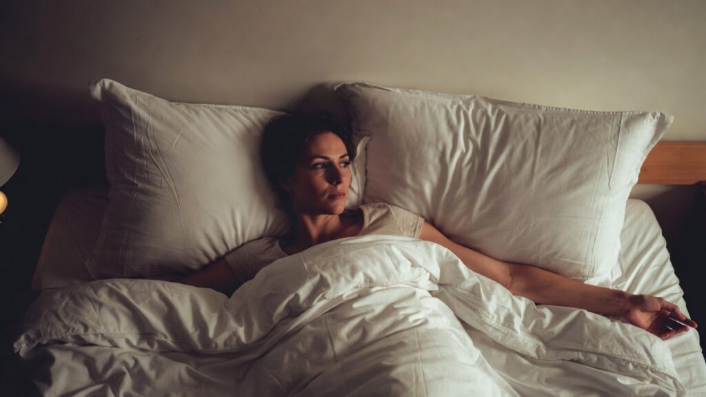 Pessoa deitada sem conseguir desligar a mente