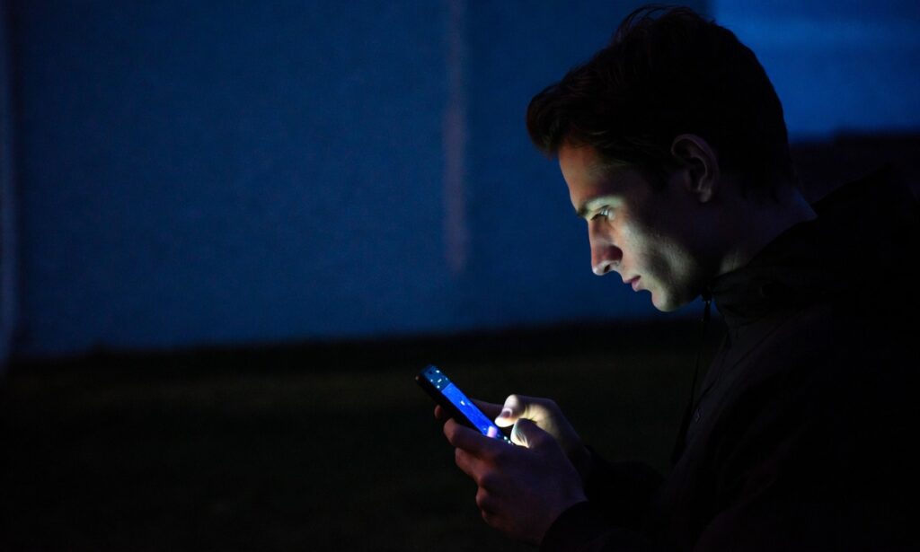 Uso de celular à noite com luz azul que dificulta desacelerar a mente