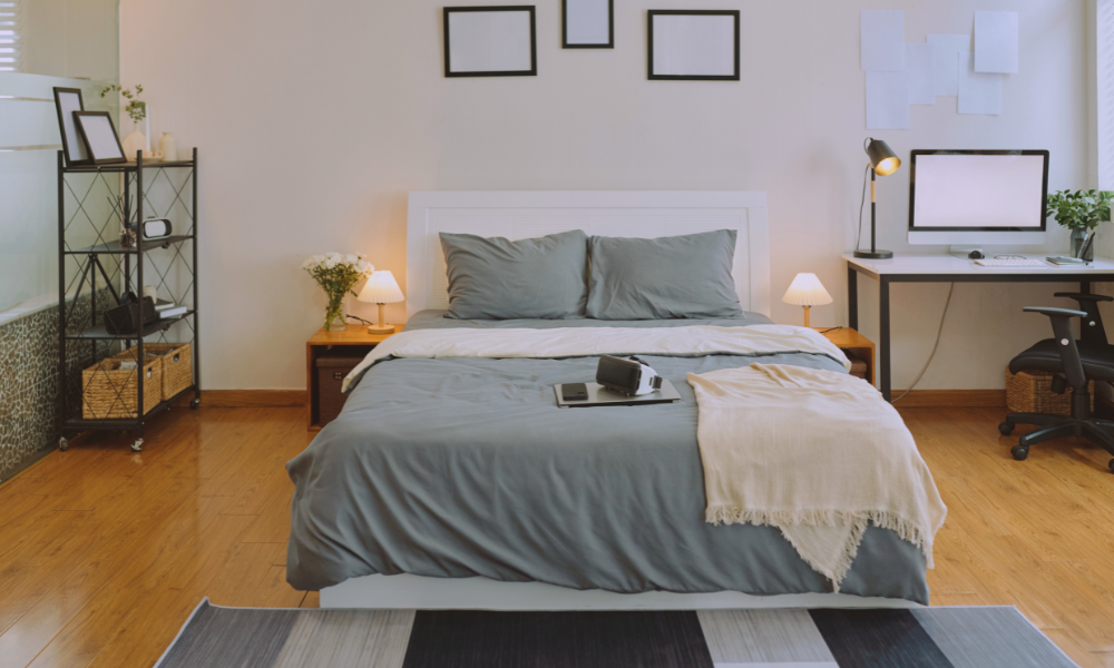 Quarto organizado com smartphone em modo silencioso para melhor sono