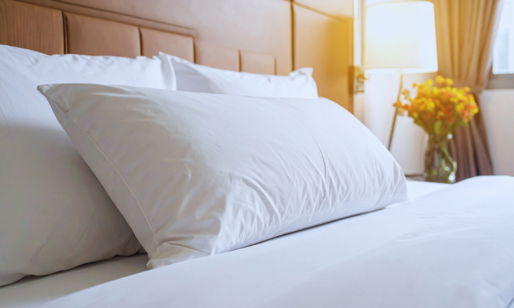 Quarto confortável com colchão e travesseiros adequados para sono de qualidade